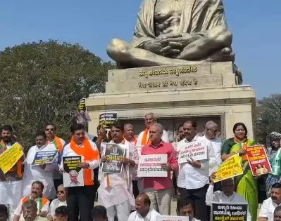 फंड दुरुपयोग के आरोपों को लेकर कर्नाटक में BJP का प्रदर्शन फंड दुरुपयोग के आरोपों को लेकर कर्नाटक में BJP का प्रदर्शन
