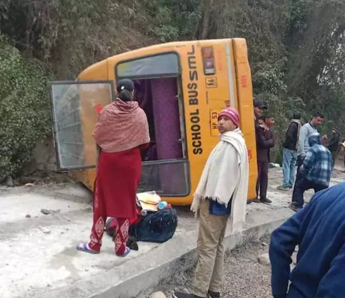 Palampur के पास स्कूल बस पलटी, 6 बच्चे घायल Palampur के पास स्कूल बस पलटी, 6 बच्चे घायल