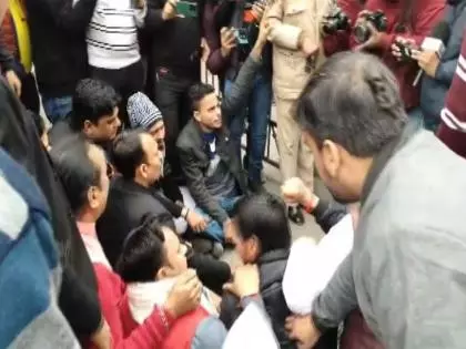 Bareilly: पूर्व सिटी मजिस्ट्रेट का डीसी ऑफिस के बाहर धरना Bareilly: पूर्व सिटी मजिस्ट्रेट का डीसी ऑफिस के बाहर धरना