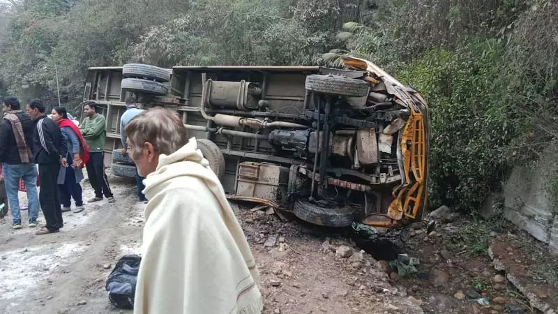 स्कूल बस हादसे का शिकार, 18 छात्र घायल स्कूल बस हादसे का शिकार, 18 छात्र घायल