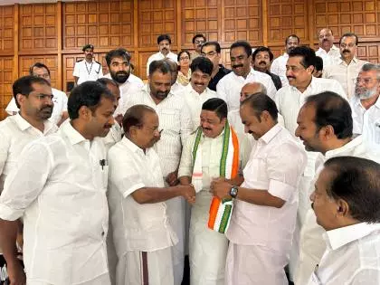सबरीमाला सोना चोरी मामले को लेकर Kerala विधानसभा के बाहर विरोध प्रदर्शन सबरीमाला सोना चोरी मामले को लेकर Kerala विधानसभा के बाहर विरोध प्रदर्शन