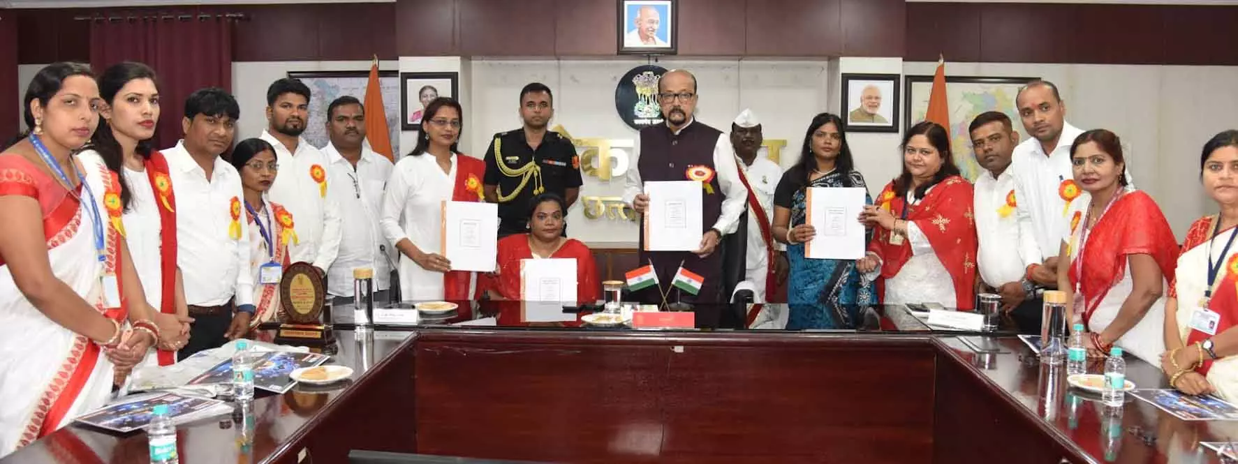 राज्यपाल डेका ने ब्रेल पुस्तक और ऑडियो बुक्स का किया विमोचन राज्यपाल डेका ने ब्रेल पुस्तक और ऑडियो बुक्स का किया विमोचन