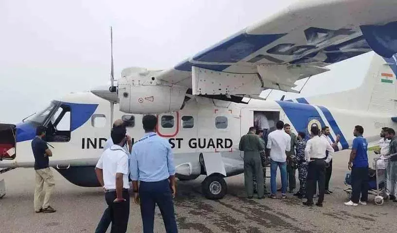 Indian Coast Guard ने बहादुरी भरे रात के मिशन में एक हार्ट के मरीज़ को अगाती से कोच्चि पहुंचाया Indian Coast Guard ने बहादुरी भरे रात के मिशन में एक हार्ट के मरीज़ को अगाती से कोच्चि पहुंचाया