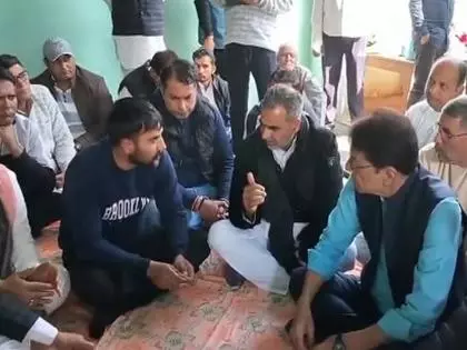 सड़क हादसे में शहीद हुए रिंकिल बालियान के परिवार से BJP नेताओं ने जताया संवेदना सड़क हादसे में शहीद हुए रिंकिल बालियान के परिवार से BJP नेताओं ने जताया संवेदना