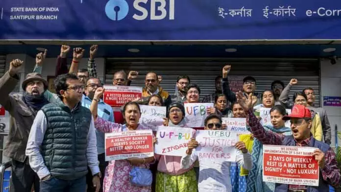 5-दिवसीय सप्ताह की मांग को लेकर यूनियनों की देशव्यापी हड़ताल से Banking सेवाएं प्रभावित हुईं 5-दिवसीय सप्ताह की मांग को लेकर यूनियनों की देशव्यापी हड़ताल से Banking सेवाएं प्रभावित हुईं