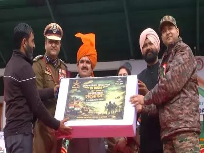 भारतीय सेना की 10 राष्ट्रीय राइफल्स ने Doda के स्कूलों में कंप्यूटर बांटे भारतीय सेना की 10 राष्ट्रीय राइफल्स ने Doda के स्कूलों में कंप्यूटर बांटे