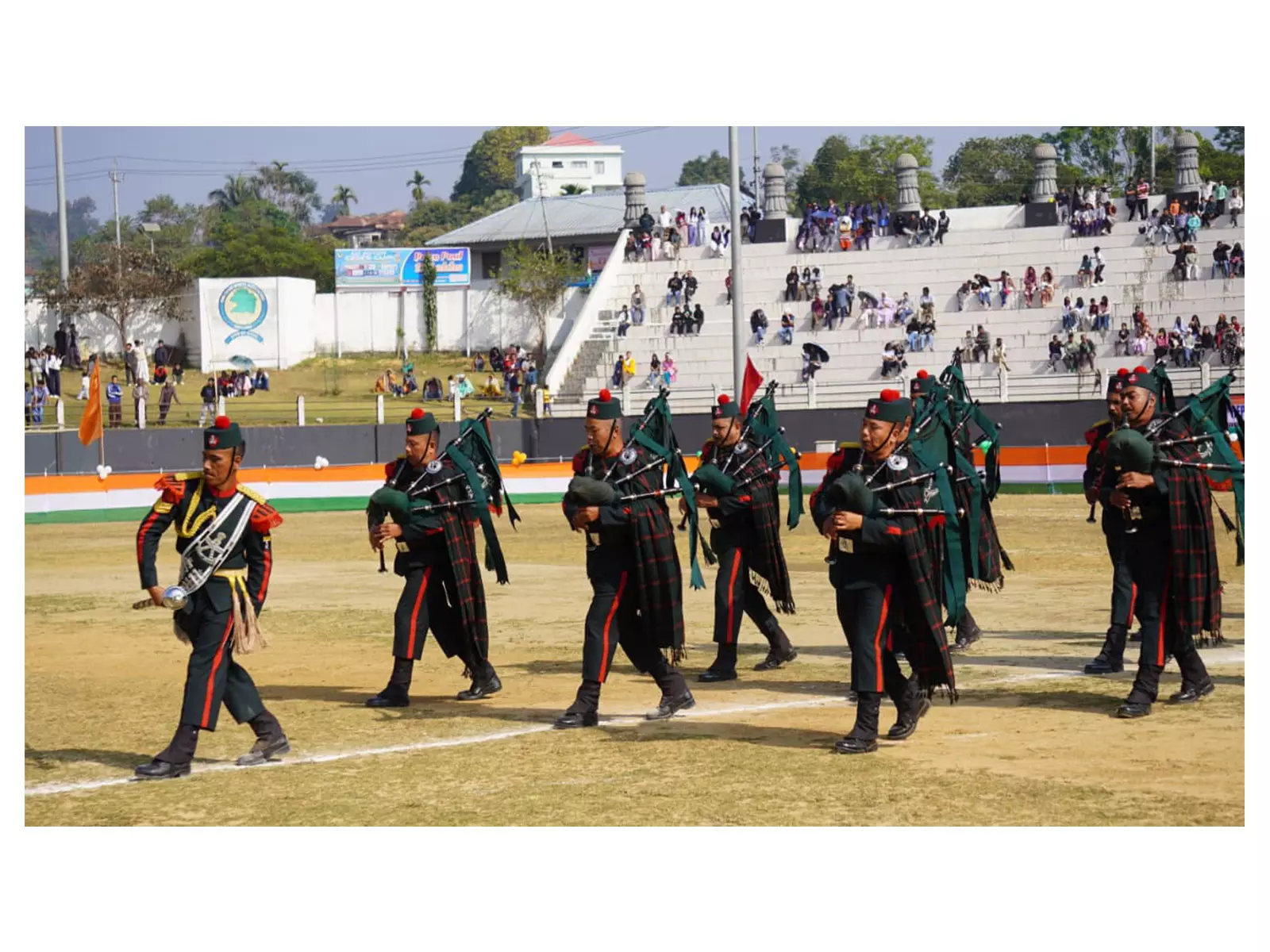 गणतंत्र दिवस परेड के दौरान Haflong में असम राइफल्स के पाइप बैंड ने दर्शकों को मंत्रमुग्ध कर दिया गणतंत्र दिवस परेड के दौरान Haflong में असम राइफल्स के पाइप बैंड ने दर्शकों को मंत्रमुग्ध कर दिया
