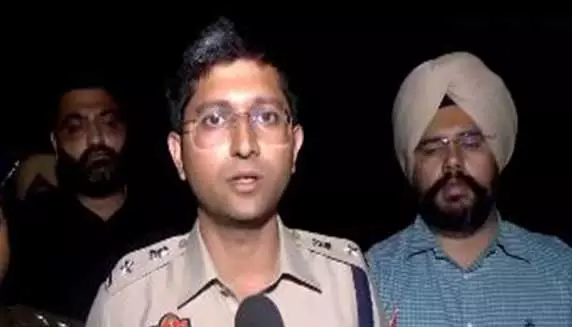 Police ने 2004 के फिरौती और धमकी मामले में गैंगस्टर गोल्डी ब्रार के माता-पिता को गिरफ्तार किया Police ने 2004 के फिरौती और धमकी मामले में गैंगस्टर गोल्डी ब्रार के माता-पिता को गिरफ्तार किया