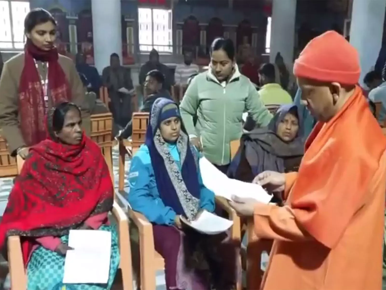 CM योगी ने गोरखपुर में जनता दर्शन किया CM योगी ने गोरखपुर में जनता दर्शन किया