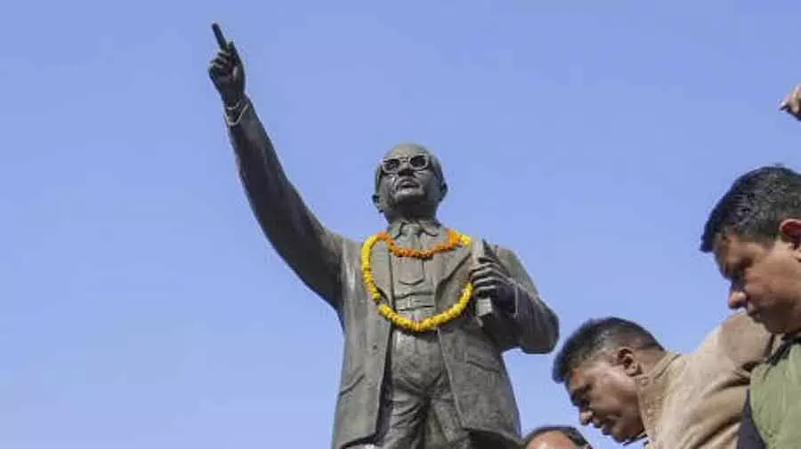 UP के सोनभद्र में अज्ञात लोगों ने बाबा साहेब की मूर्ति तोड़ दी UP के सोनभद्र में अज्ञात लोगों ने बाबा साहेब की मूर्ति तोड़ दी