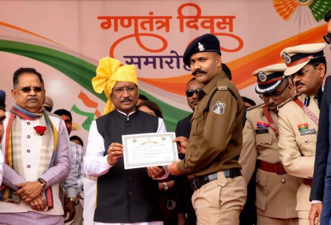 आरक्षक आशीष राठौर और बीरेंद्र राजपूत को मुख्यमंत्री विष्णुदेव साय ने दिया प्रशस्ति पत्र आरक्षक आशीष राठौर और बीरेंद्र राजपूत को मुख्यमंत्री विष्णुदेव साय ने दिया प्रशस्ति पत्र
