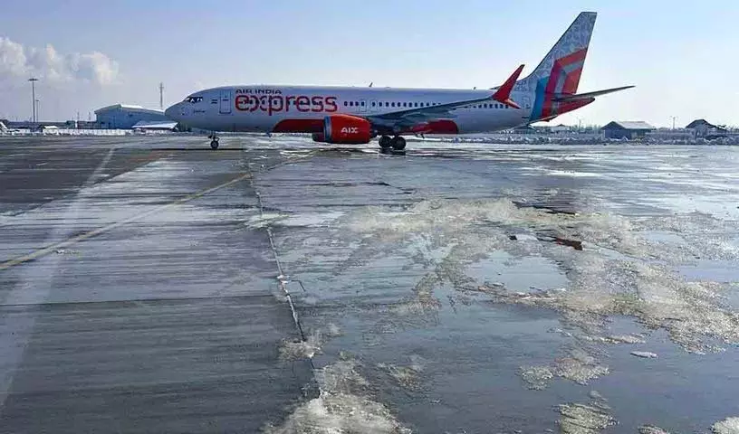 बर्फबारी के कारण श्रीनगर आने-जाने वाली 50 Flights रद्द बर्फबारी के कारण श्रीनगर आने-जाने वाली 50 Flights रद्द