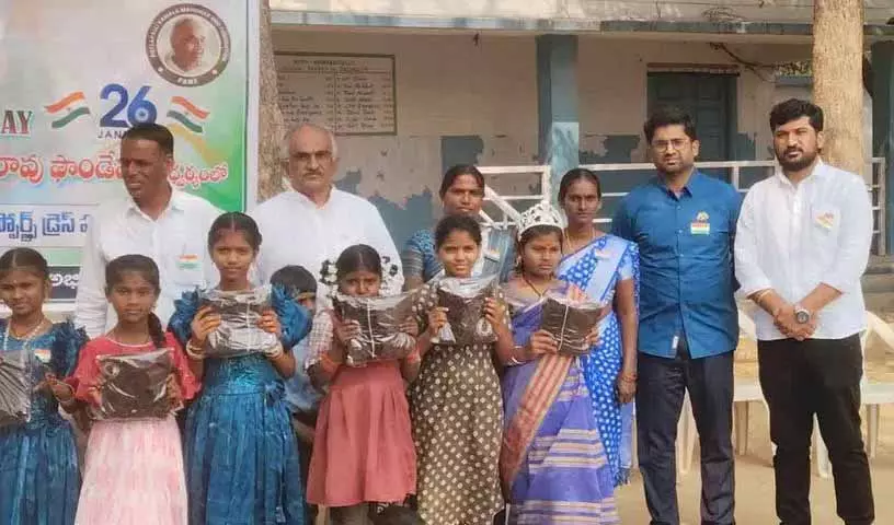 Jangaon में फाउंडेशन ने सरकारी स्कूल के छात्रों को स्पोर्ट्स किट बांटे Jangaon में फाउंडेशन ने सरकारी स्कूल के छात्रों को स्पोर्ट्स किट बांटे
