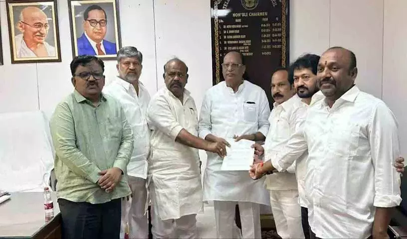 BRS MLC ने विधान परिषद के चेयरमैन गुट्टा सुखेन्द्र रेड्डी से मुलाकात की BRS MLC ने विधान परिषद के चेयरमैन गुट्टा सुखेन्द्र रेड्डी से मुलाकात की