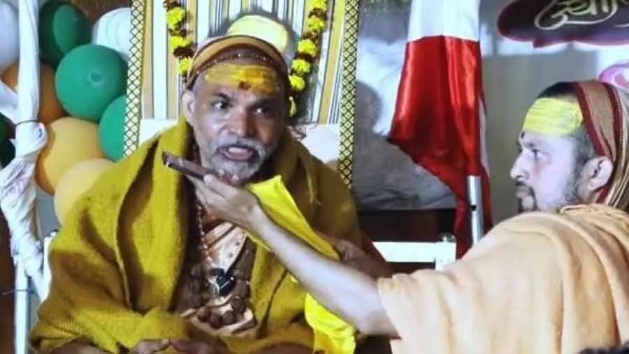 UP के अधिकारी, जिन्होंने हिंदू संत के अपमान के विरोध में इस्तीफा दिया था, उन्हें सस्पेंड कर दिया गया UP के अधिकारी, जिन्होंने हिंदू संत के अपमान के विरोध में इस्तीफा दिया था, उन्हें सस्पेंड कर दिया गया