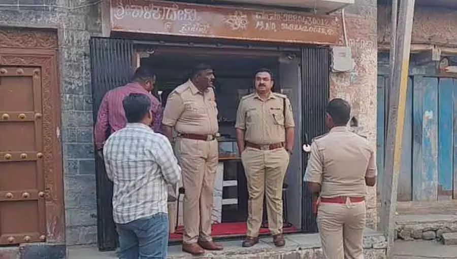 Karnataka : बंदूक की नोक पर ज्वेलरी स्टोर में लूट, छात्र को गोली मारी गई Karnataka : बंदूक की नोक पर ज्वेलरी स्टोर में लूट, छात्र को गोली मारी गई