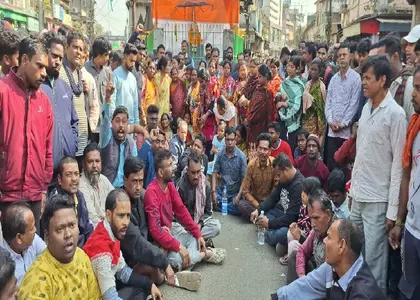 Jharkhand में हादसे के बाद लोगों ने किया विरोध, पाकुड़ के बाजार बंद Jharkhand में हादसे के बाद लोगों ने किया विरोध, पाकुड़ के बाजार बंद