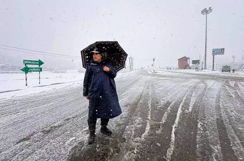 ताज़ी बर्फ़ से कश्मीर ढक गया, Srinagar-Jammu हाईवे बंद ताज़ी बर्फ़ से कश्मीर ढक गया, Srinagar-Jammu हाईवे बंद