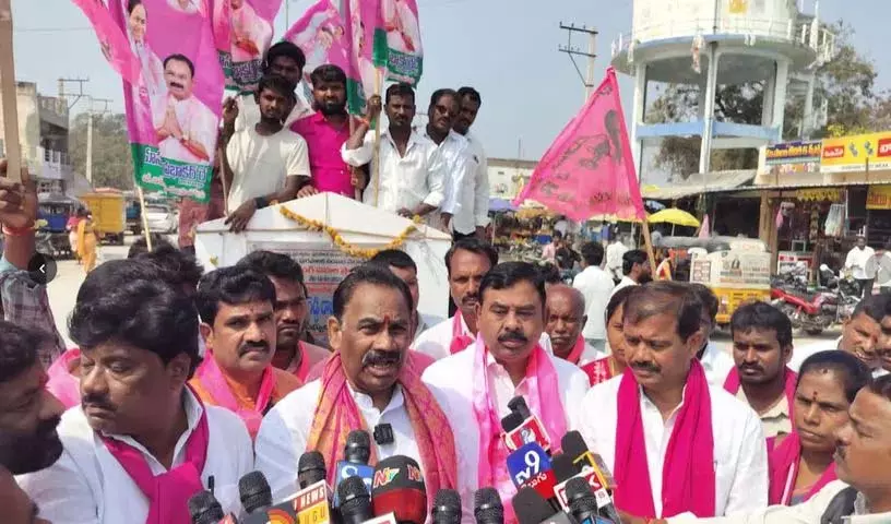 पूर्व मुनुगोडु विधायक ने नगर पालिका चुनावों में BRS उम्मीदवारों के लिए समर्थन की अपील की पूर्व मुनुगोडु विधायक ने नगर पालिका चुनावों में BRS उम्मीदवारों के लिए समर्थन की अपील की
