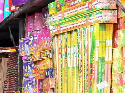 खंडवा में अवैध पटाखा फैक्ट्री का भंडाफोड़: MP पुलिस खंडवा में अवैध पटाखा फैक्ट्री का भंडाफोड़: MP पुलिस