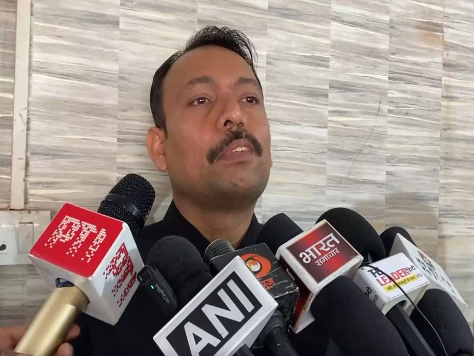 बरेली के पूर्व नगर मजिस्ट्रेट अलंकार अग्निहोत्री ने कथित बंधक साजिश की SIT जांच की मांग की बरेली के पूर्व नगर मजिस्ट्रेट अलंकार अग्निहोत्री ने कथित बंधक साजिश की SIT जांच की मांग की