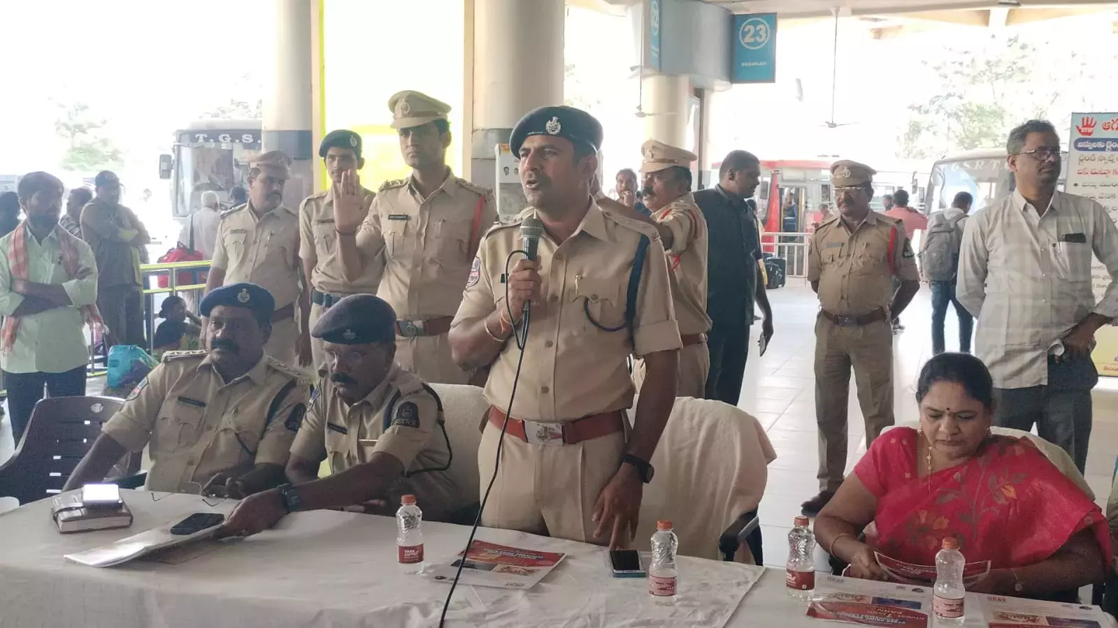 Hyderabad पुलिस ने मेदाराम में बच्चों की सुरक्षा के लिए रिस्टबैंड पहल शुरू की Hyderabad पुलिस ने मेदाराम में बच्चों की सुरक्षा के लिए रिस्टबैंड पहल शुरू की