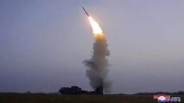 US-South Korea के बीच तनाव के बीच उत्तर कोरिया ने जापान सागर में बैलिस्टिक मिसाइलें दागीं US-South Korea के बीच तनाव के बीच उत्तर कोरिया ने जापान सागर में बैलिस्टिक मिसाइलें दागीं