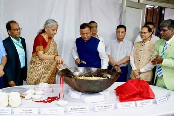 Budget 2026 की अंतिम तैयारियां हलवा सेरेमनी के साथ शुरू हुईं Budget 2026 की अंतिम तैयारियां हलवा सेरेमनी के साथ शुरू हुईं