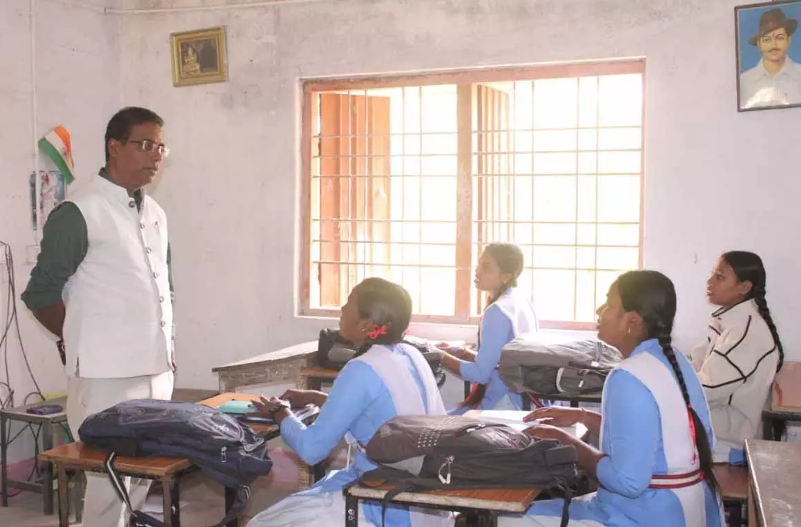 कलेक्टर डॉ. संजय कन्नौजे ने कनकबीरा हायर सेकेंडरी स्कूल का किया औचक निरीक्षण कलेक्टर डॉ. संजय कन्नौजे ने कनकबीरा हायर सेकेंडरी स्कूल का किया औचक निरीक्षण