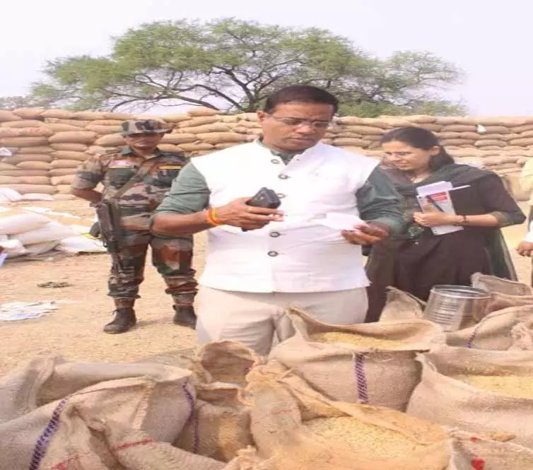 कलेक्टर ने धान खरीदी केंद्रों का किया निरीक्षण, कर्मचारियों को थमाया नोटिस कलेक्टर ने धान खरीदी केंद्रों का किया निरीक्षण, कर्मचारियों को थमाया नोटिस