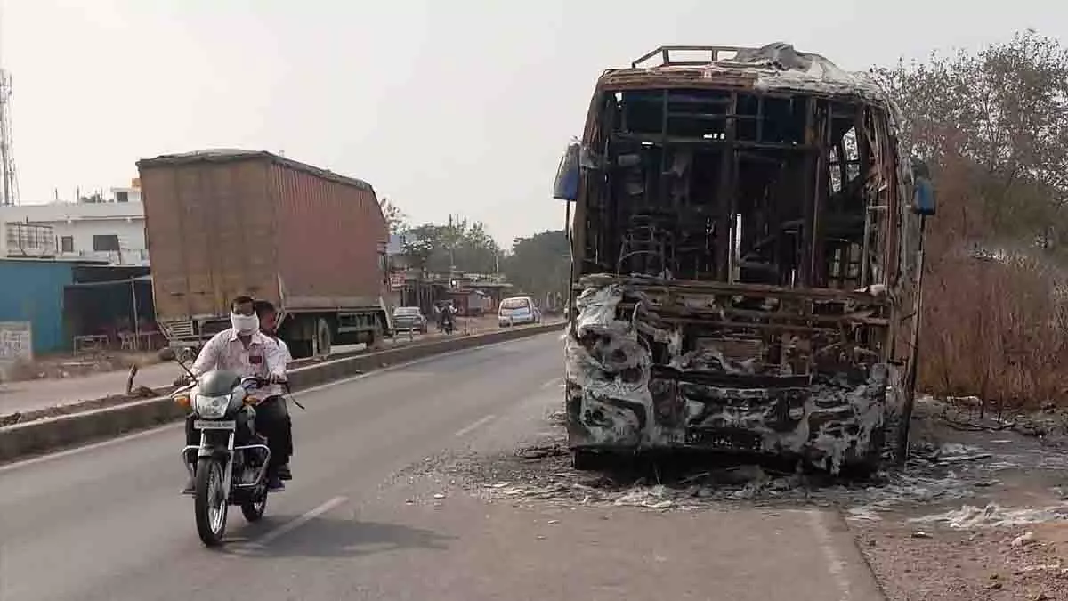 ड्राइवर की समझदारी से टली बड़ी अनहोनी, Pune-यवतमाल बस में लगी आग ड्राइवर की समझदारी से टली बड़ी अनहोनी, Pune-यवतमाल बस में लगी आग