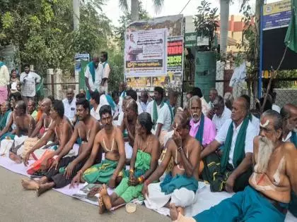 Tiruchirappalli में किसानों का विरोध, प्रशासन पर अनदेखी का आरोप Tiruchirappalli में किसानों का विरोध, प्रशासन पर अनदेखी का आरोप