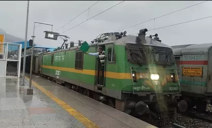 J&K: श्री माता वैष्णो देवी कटरा-श्रीनगर ट्रेन सेवा को यात्रियों की सराहना J&K: श्री माता वैष्णो देवी कटरा-श्रीनगर ट्रेन सेवा को यात्रियों की सराहना