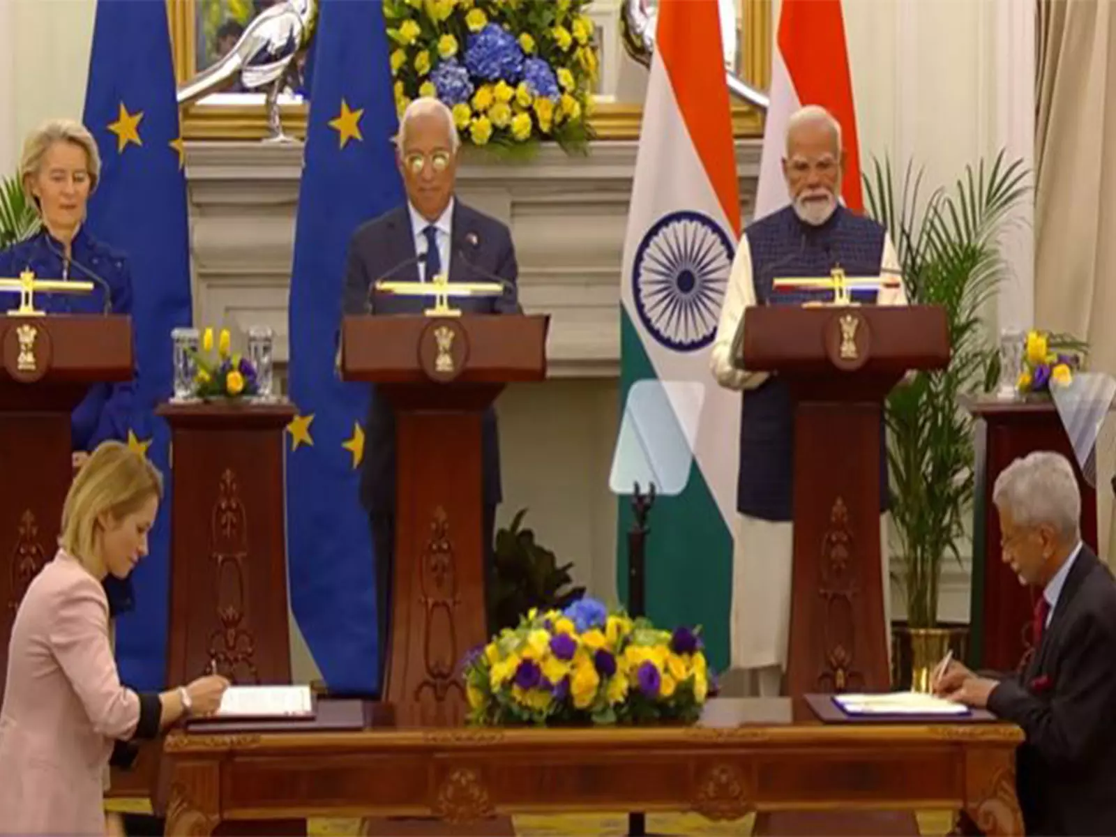 भारत-EU ने सुरक्षा और रक्षा साझेदारी पर हस्ताक्षर किए, हरित हाइड्रोजन और गतिशीलता समझौते भी शामिल भारत-EU ने सुरक्षा और रक्षा साझेदारी पर हस्ताक्षर किए, हरित हाइड्रोजन और गतिशीलता समझौते भी शामिल