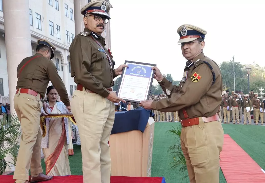 Barmer: डीजीपी डिस्क और प्रशंसा पत्र समारोह में प्रदान Barmer: डीजीपी डिस्क और प्रशंसा पत्र समारोह में प्रदान