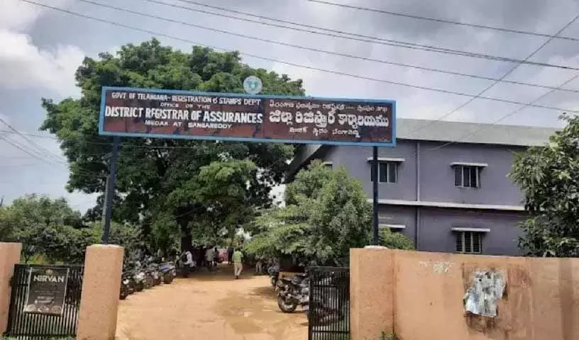 Jagga reddy ने संगारेड्डी सब-रजिस्ट्रार ऑफिस को शिफ्ट करने के कदम का विरोध किया Jagga reddy ने संगारेड्डी सब-रजिस्ट्रार ऑफिस को शिफ्ट करने के कदम का विरोध किया