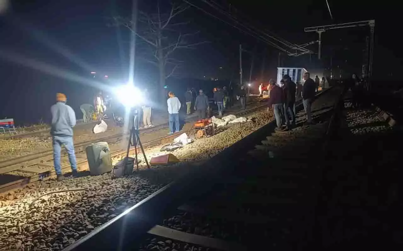 Odisha के कोरापुट में मालगाड़ी पटरी से उतरी; रेल सेवाएं प्रभावित Odisha के कोरापुट में मालगाड़ी पटरी से उतरी; रेल सेवाएं प्रभावित