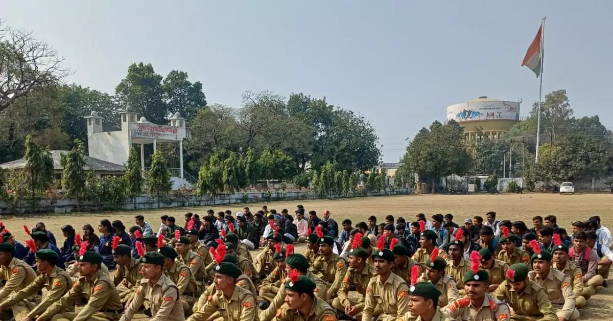 Farrukhabad: NCC कैडेट्स ने सड़क सुरक्षा अभियान में भाग लिया Farrukhabad: NCC कैडेट्स ने सड़क सुरक्षा अभियान में भाग लिया