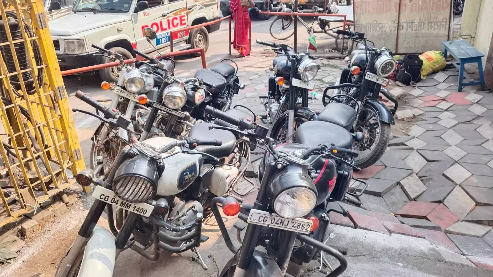 रायपुर पुलिस का विशेष अभियान, मोडिफाई सायलेंसर लगे 65 बुलेट वाहनों पर कार्रवाई रायपुर पुलिस का विशेष अभियान, मोडिफाई सायलेंसर लगे 65 बुलेट वाहनों पर कार्रवाई