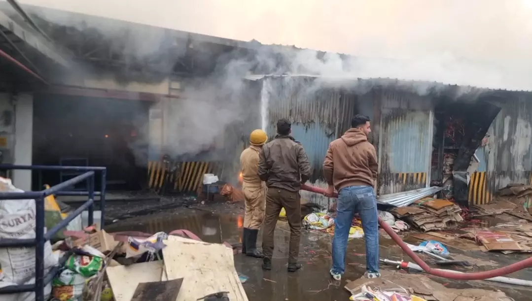 Jammu: फैक्ट्री परिसर में धुआं और तबाही का मंजर Jammu: फैक्ट्री परिसर में धुआं और तबाही का मंजर