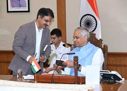 Gujarat के राज्यपाल ने पहाड़ियों के भूतों पर किताब जारी की Gujarat के राज्यपाल ने पहाड़ियों के भूतों पर किताब जारी की
