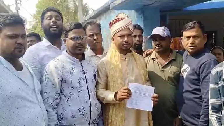 शादी के दिन SIR सुनवाई में दूल्हे के लिबास में पहुंचा युवक शादी के दिन SIR सुनवाई में दूल्हे के लिबास में पहुंचा युवक