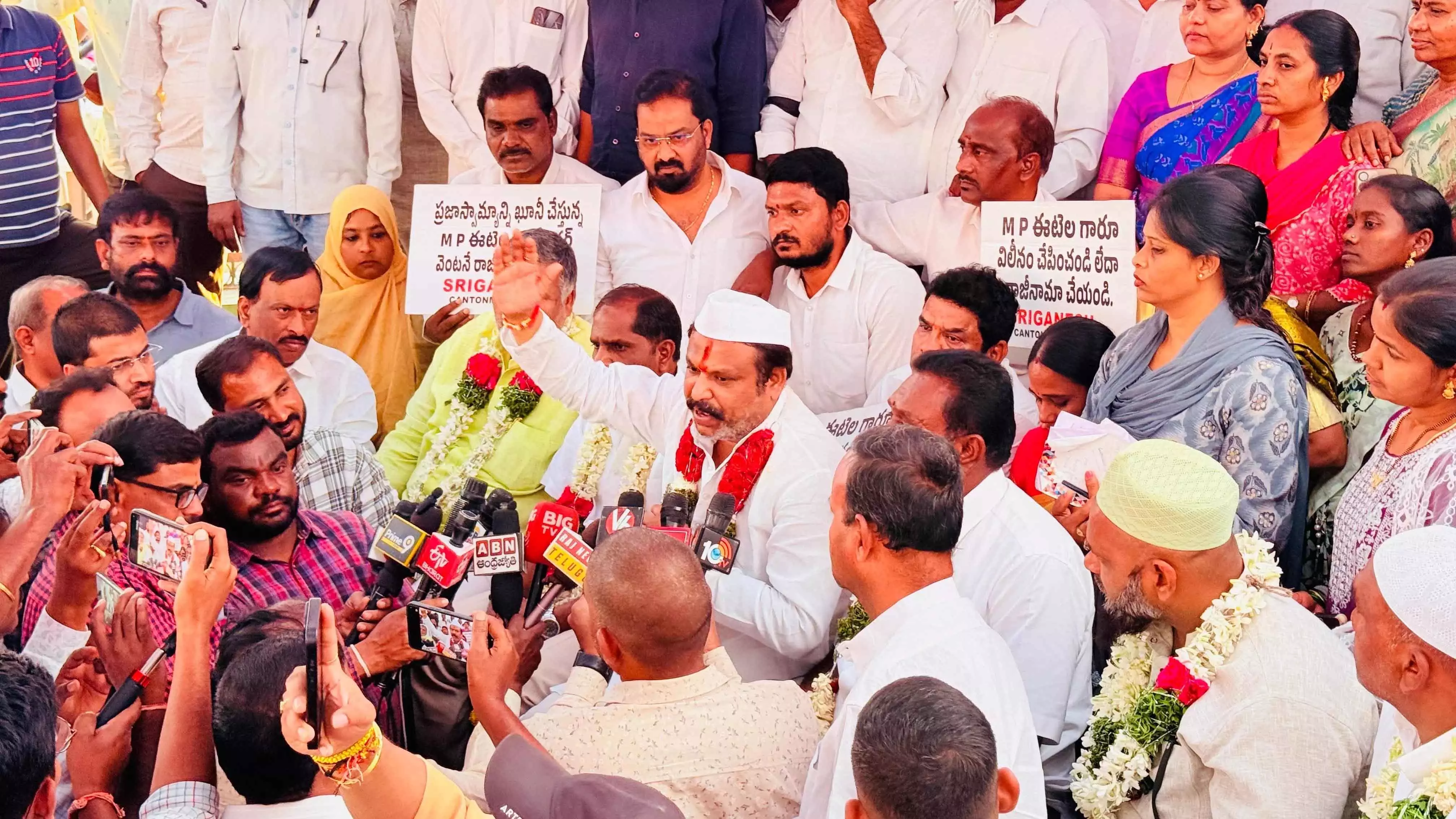 Shri Ganesh Narayanan ने रिले भूख हड़ताल समाप्त की Shri Ganesh Narayanan ने रिले भूख हड़ताल समाप्त की