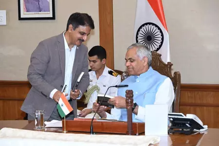 गुजरात के राज्यपाल ने घोस्ट्स, हॉरर एंड हिल्स बुक का विमोचन किया गुजरात के राज्यपाल ने घोस्ट्स, हॉरर एंड हिल्स बुक का विमोचन किया