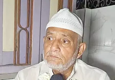 गुजरात: पद्मश्री अवॉर्डी हाजी रामकडू को वोटर लिस्ट से हटाने के प्रयास पर विवाद गुजरात: पद्मश्री अवॉर्डी हाजी रामकडू को वोटर लिस्ट से हटाने के प्रयास पर विवाद