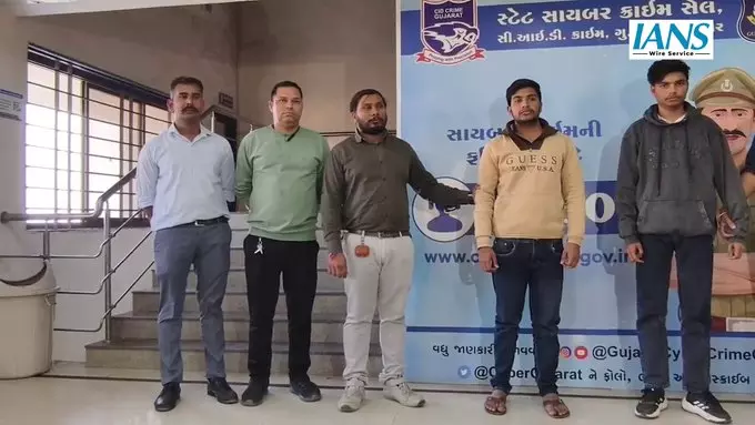 साइबर सेल ने अवैध OTP गैंग के दो सदस्यों को किया गिरफ्तार, 25,000 से अधिक अपराधों का किया खुलासा साइबर सेल ने अवैध OTP गैंग के दो सदस्यों को किया गिरफ्तार, 25,000 से अधिक अपराधों का किया खुलासा