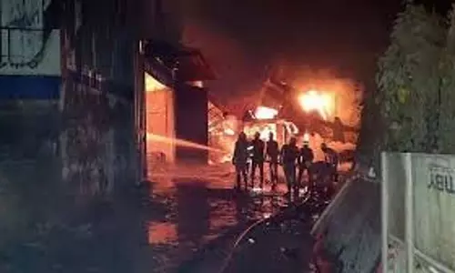 West Bengal fire: मृतकों के परिजनों को 10 लाख मुआवजा, गोदाम मालिक गिरफ्तार West Bengal fire: मृतकों के परिजनों को 10 लाख मुआवजा, गोदाम मालिक गिरफ्तार