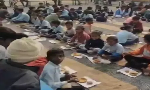 MP: सरकारी स्कूल में गणतंत्र दिवस की दावत कचरे के कागज़ के टुकड़ों पर परोसी गई