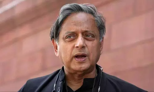 शशि थरूर मारने वाले है पलटी! सियासी गलियारे में चर्चा तेज शशि थरूर मारने वाले है पलटी! सियासी गलियारे में चर्चा तेज