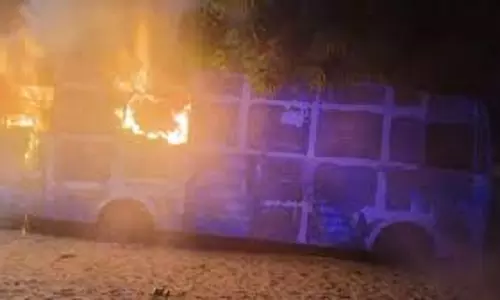 Bikaner: ट्रेलर से भिड़ी स्लीपर बस में लगी आग,यात्रियों में अफरा-तफरी Bikaner: ट्रेलर से भिड़ी स्लीपर बस में लगी आग,यात्रियों में अफरा-तफरी